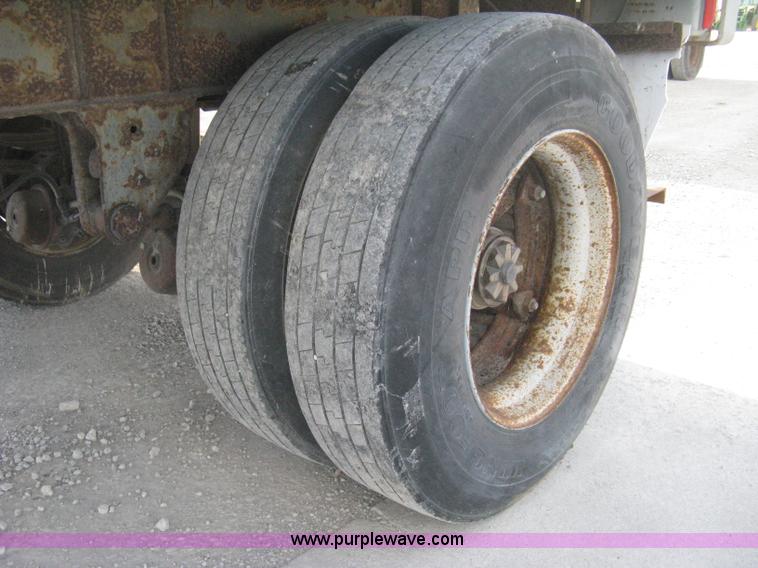 image for item D8305 1990 Fruehauf 28' dry van trailer