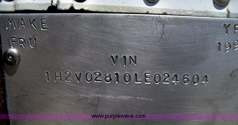 image for item D8306 1990 Fruehauf 28' dry van trailer