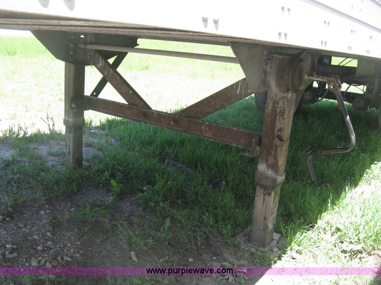 image for item D8306 1990 Fruehauf 28' dry van trailer