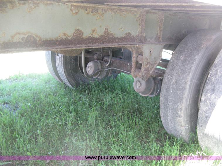 image for item D8306 1990 Fruehauf 28' dry van trailer