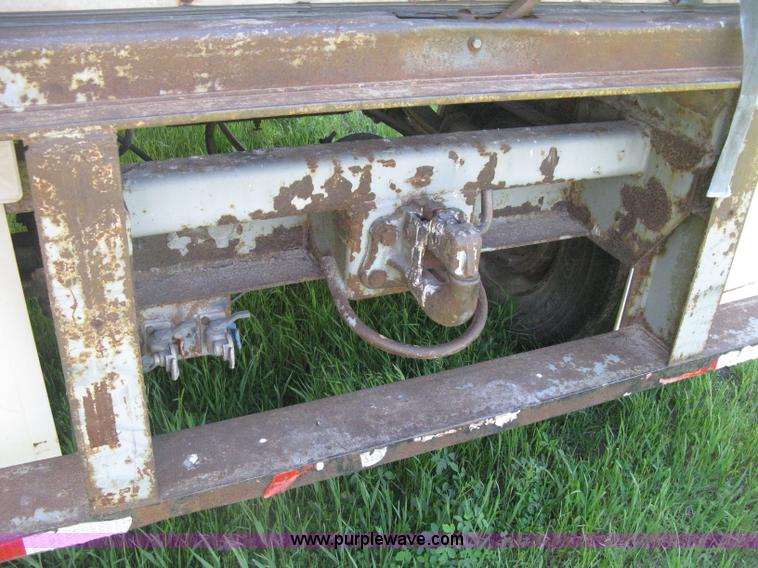 image for item D8306 1990 Fruehauf 28' dry van trailer