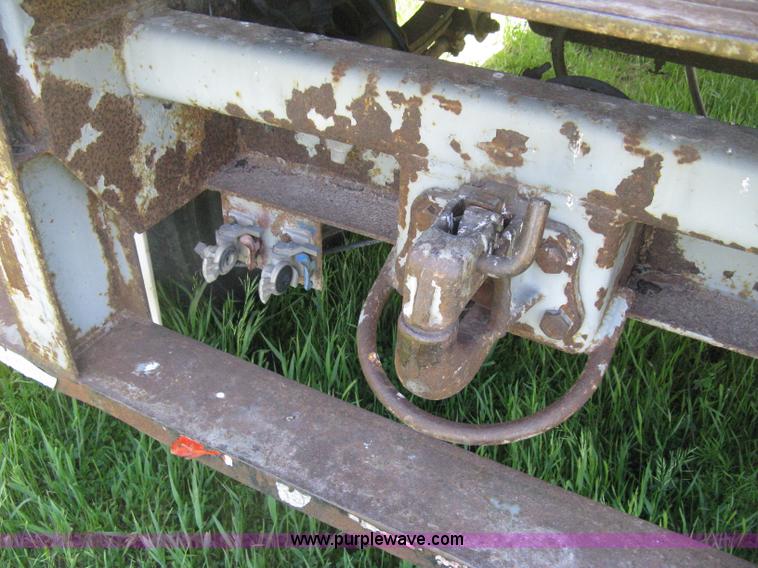 image for item D8306 1990 Fruehauf 28' dry van trailer