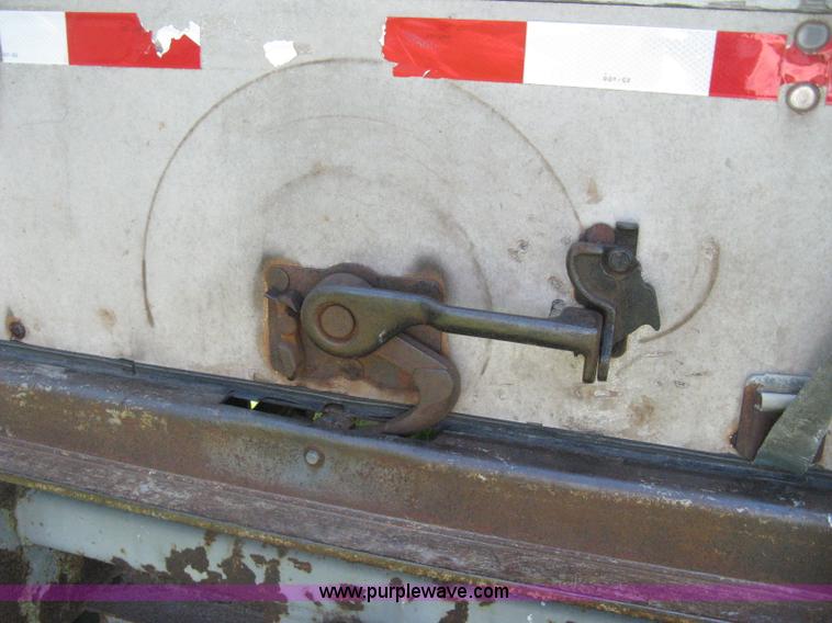 image for item D8306 1990 Fruehauf 28' dry van trailer