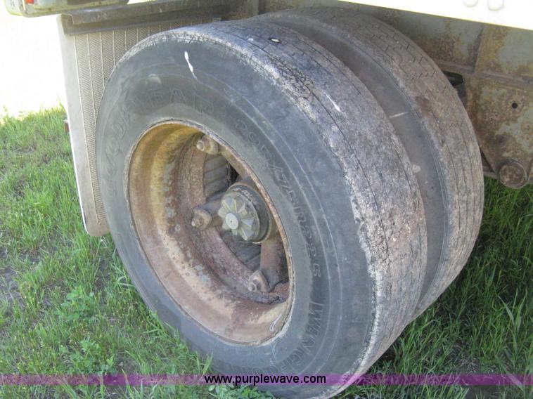 image for item D8306 1990 Fruehauf 28' dry van trailer