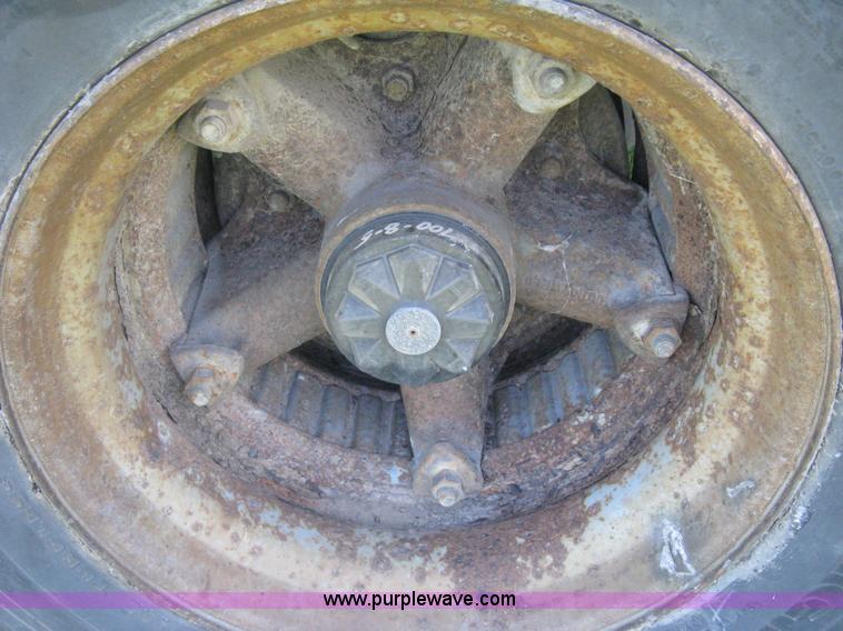 image for item D8306 1990 Fruehauf 28' dry van trailer