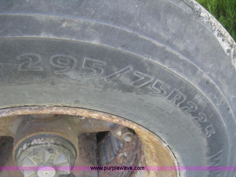 image for item D8306 1990 Fruehauf 28' dry van trailer