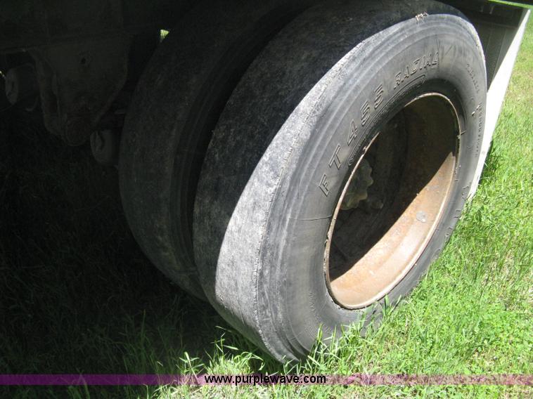 image for item D8306 1990 Fruehauf 28' dry van trailer