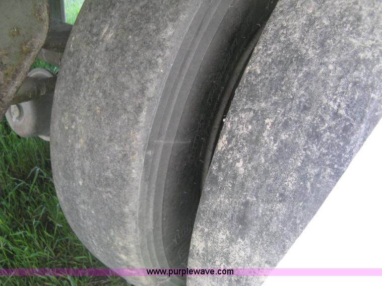 image for item D8306 1990 Fruehauf 28' dry van trailer