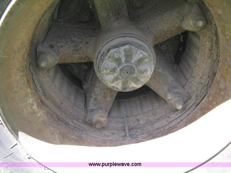 image for item D8306 1990 Fruehauf 28' dry van trailer