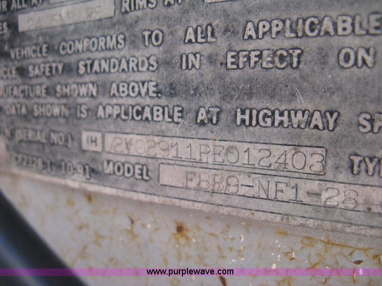 image for item D8307 1993 Fruehauf 28' dry van trailer