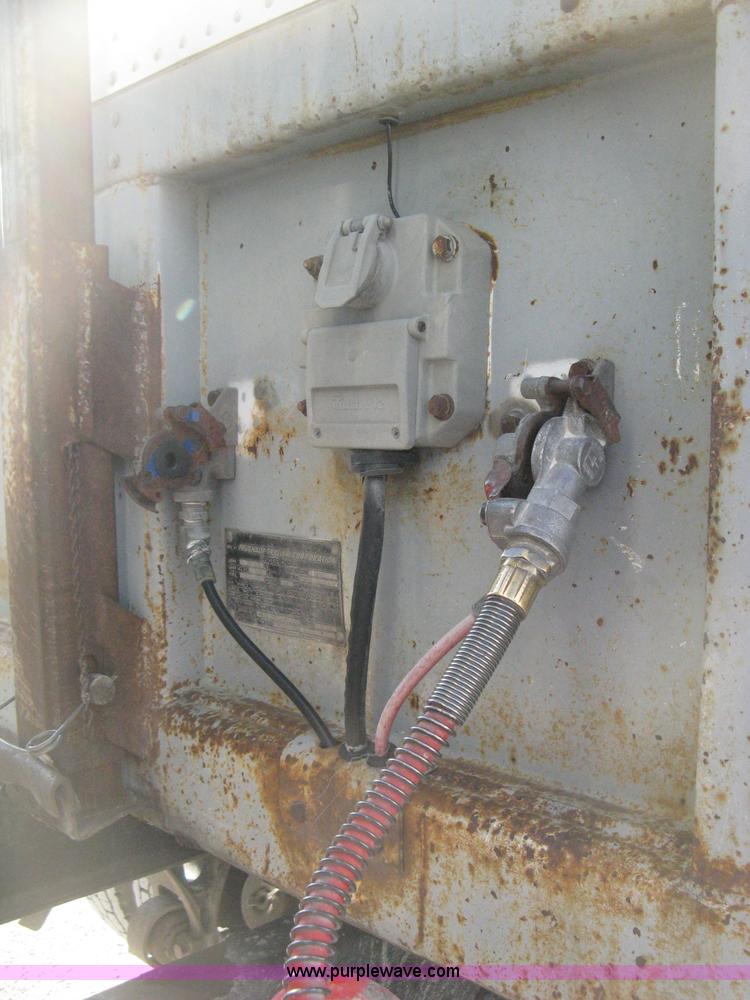 image for item D8307 1993 Fruehauf 28' dry van trailer