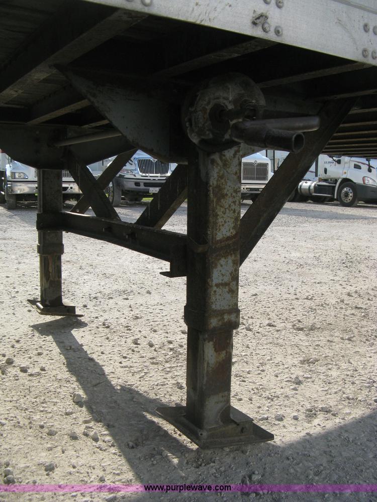 image for item D8307 1993 Fruehauf 28' dry van trailer