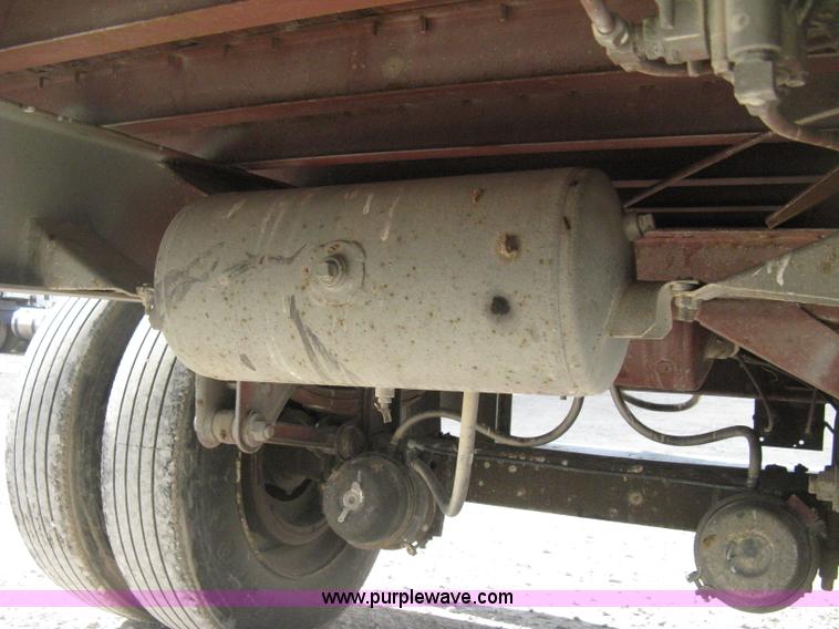 image for item D8307 1993 Fruehauf 28' dry van trailer