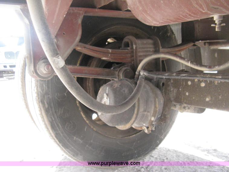 image for item D8307 1993 Fruehauf 28' dry van trailer