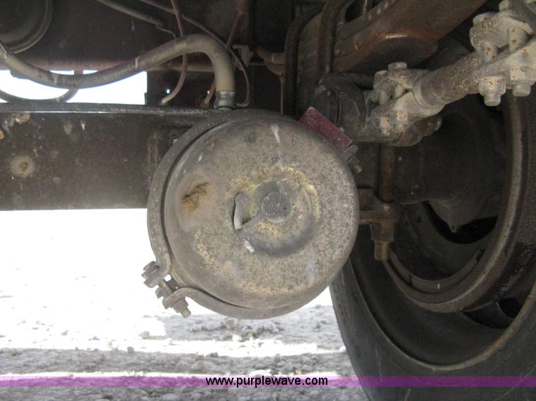 image for item D8307 1993 Fruehauf 28' dry van trailer