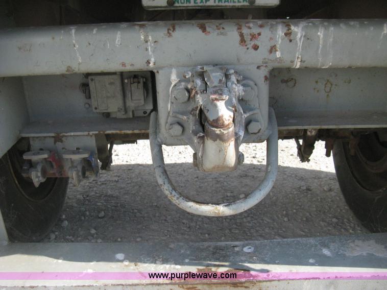 image for item D8307 1993 Fruehauf 28' dry van trailer