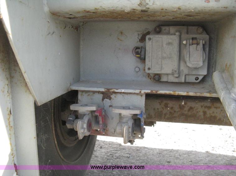 image for item D8307 1993 Fruehauf 28' dry van trailer