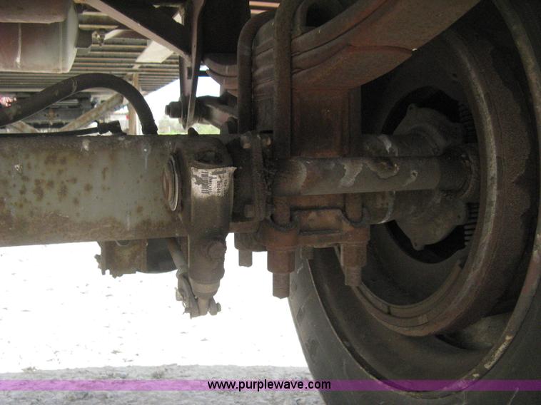 image for item D8307 1993 Fruehauf 28' dry van trailer