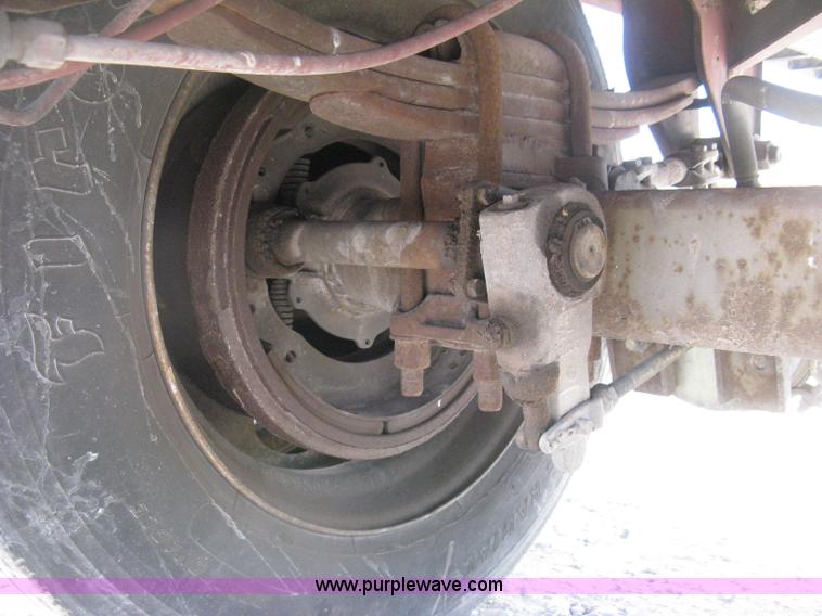 image for item D8307 1993 Fruehauf 28' dry van trailer