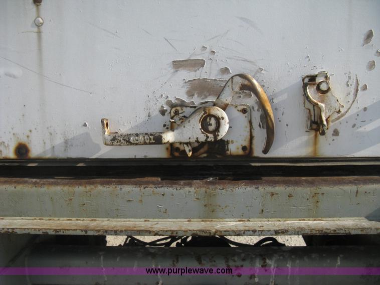 image for item D8307 1993 Fruehauf 28' dry van trailer