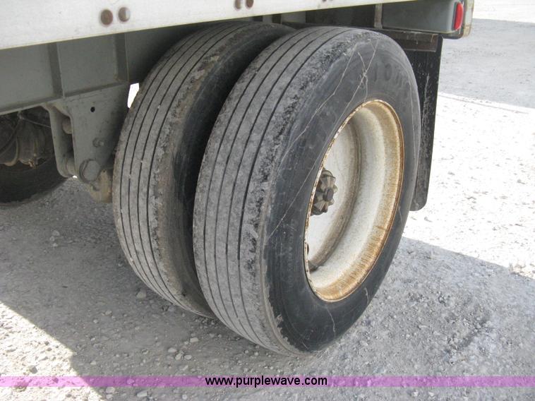 image for item D8307 1993 Fruehauf 28' dry van trailer