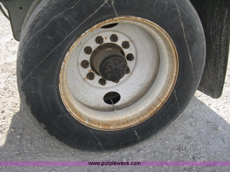 image for item D8307 1993 Fruehauf 28' dry van trailer