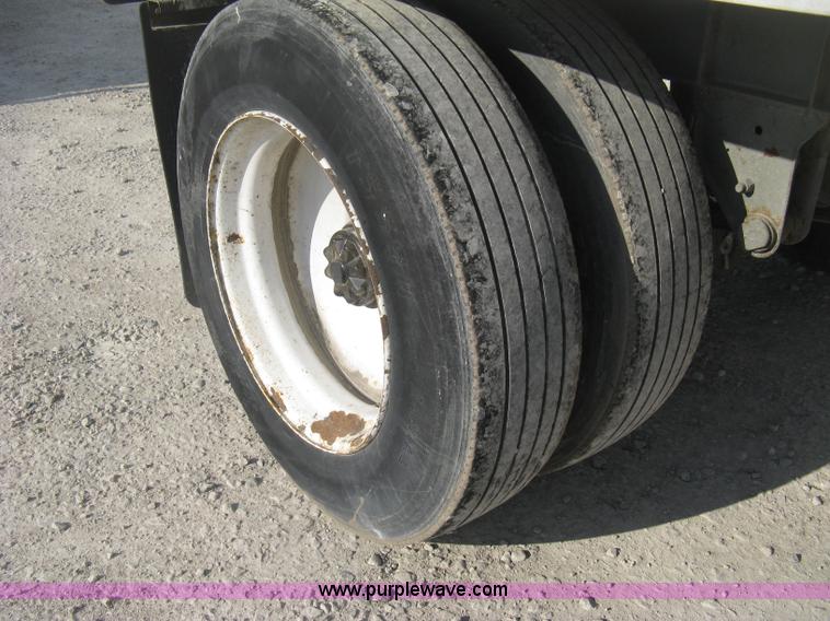 image for item D8307 1993 Fruehauf 28' dry van trailer