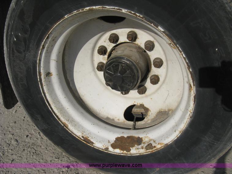 image for item D8307 1993 Fruehauf 28' dry van trailer