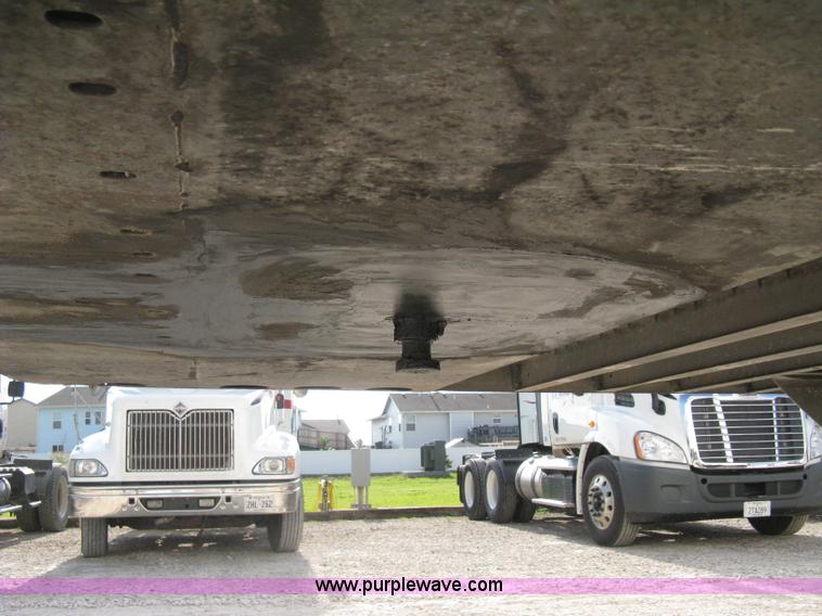 image for item D8308 1993 Fruehauf 28' dry van trailer