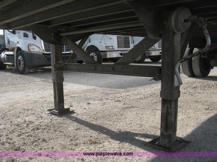 image for item D8308 1993 Fruehauf 28' dry van trailer