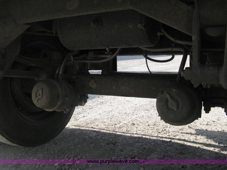 image for item D8308 1993 Fruehauf 28' dry van trailer