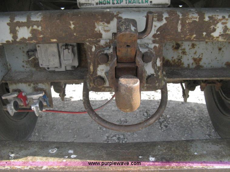 image for item D8308 1993 Fruehauf 28' dry van trailer