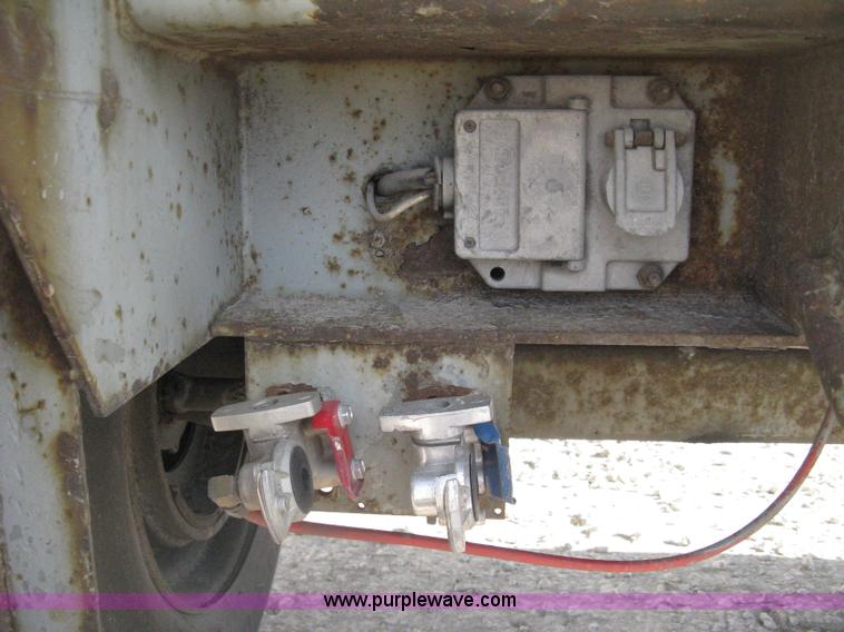 image for item D8308 1993 Fruehauf 28' dry van trailer