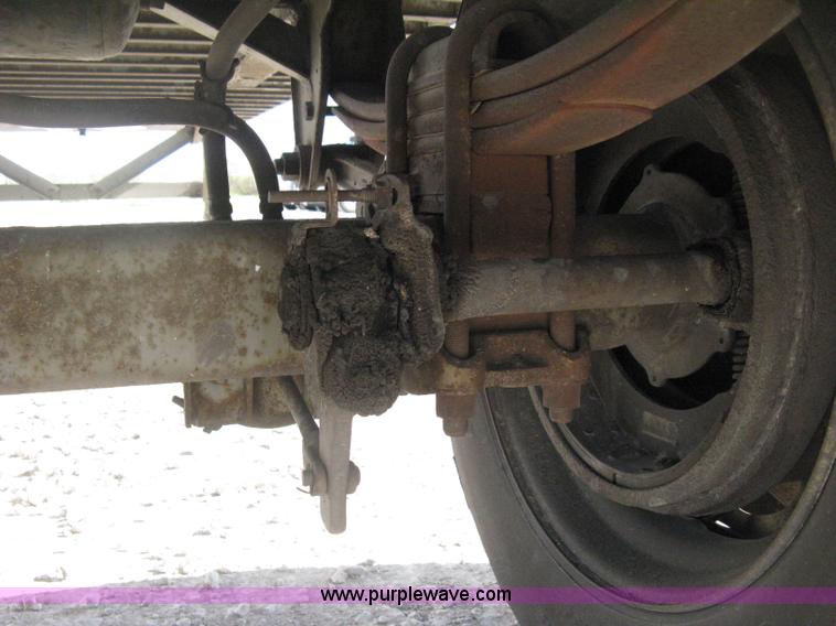 image for item D8308 1993 Fruehauf 28' dry van trailer