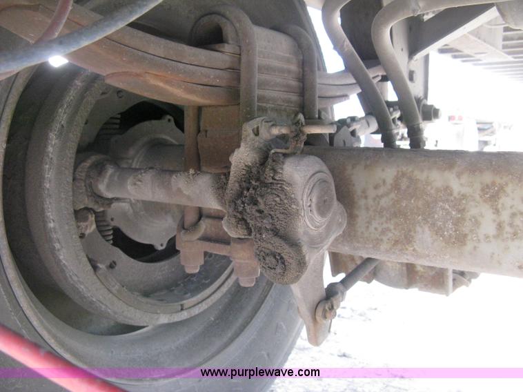 image for item D8308 1993 Fruehauf 28' dry van trailer