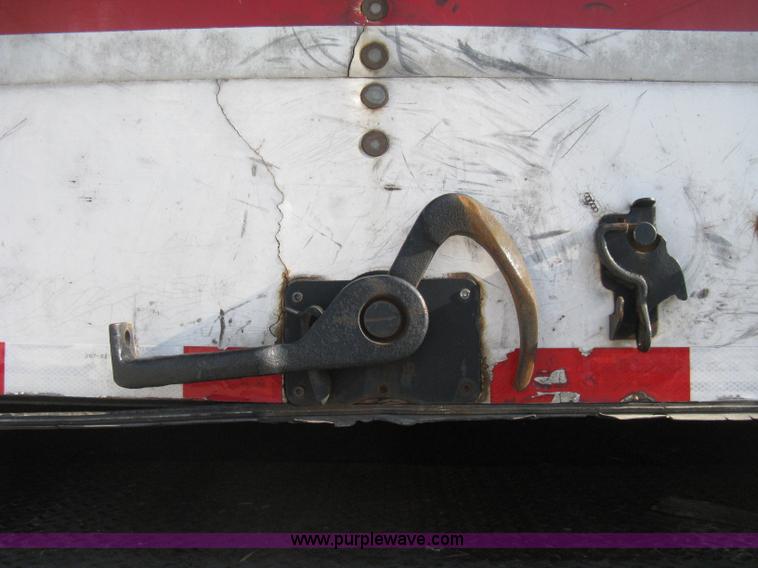 image for item D8308 1993 Fruehauf 28' dry van trailer