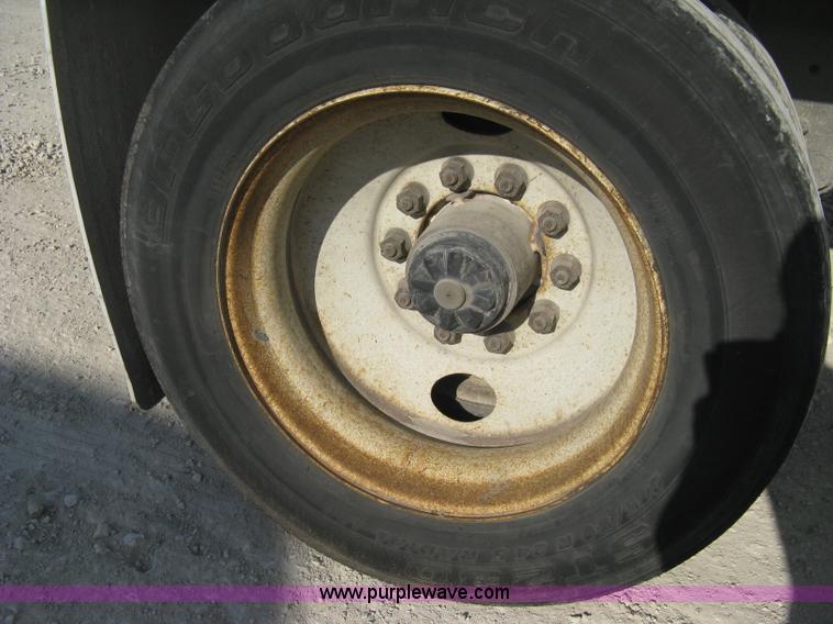 image for item D8308 1993 Fruehauf 28' dry van trailer