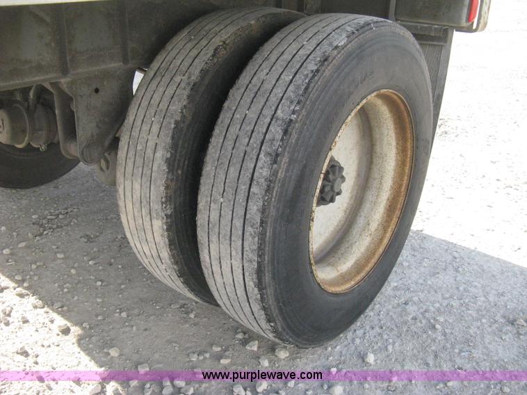 image for item D8308 1993 Fruehauf 28' dry van trailer