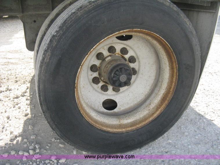 image for item D8308 1993 Fruehauf 28' dry van trailer