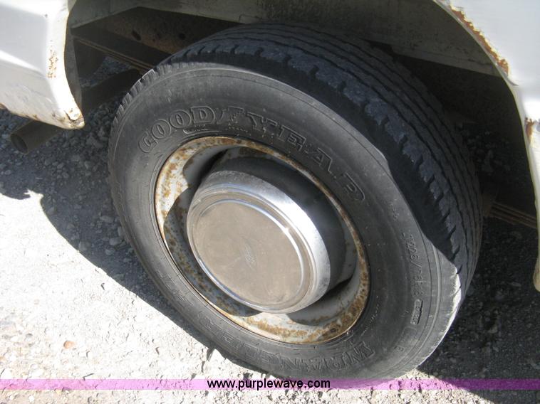 image for item D8329 1994 Ford Econoline E250 van