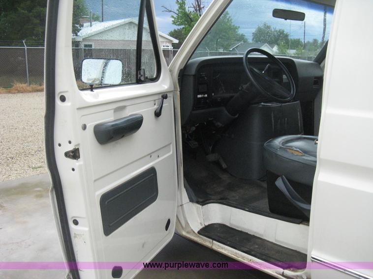 image for item D8348 1991 Ford Econoline E150 cargo van