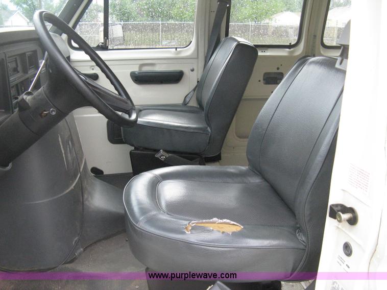 image for item D8348 1991 Ford Econoline E150 cargo van