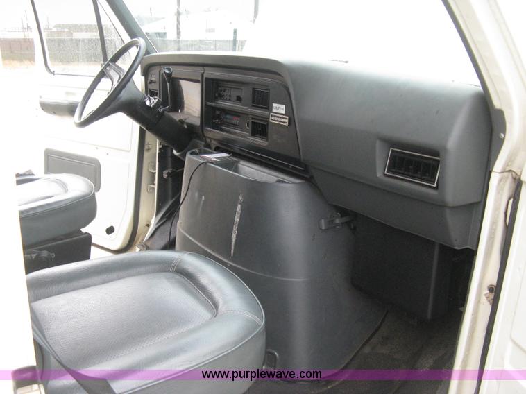 image for item D8348 1991 Ford Econoline E150 cargo van