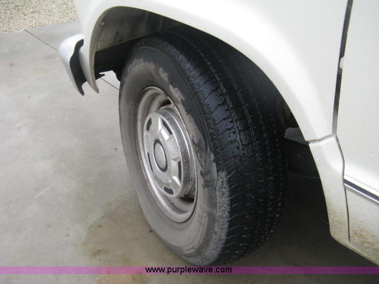 image for item D8348 1991 Ford Econoline E150 cargo van