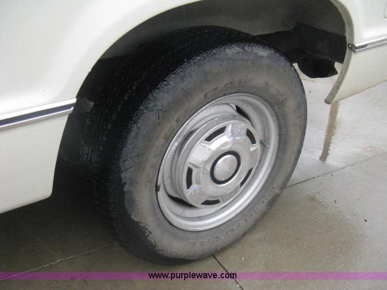 image for item D8348 1991 Ford Econoline E150 cargo van