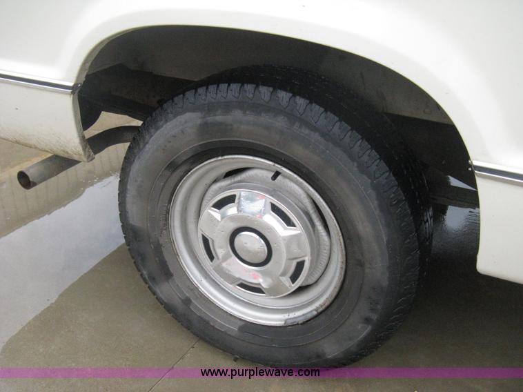 image for item D8348 1991 Ford Econoline E150 cargo van