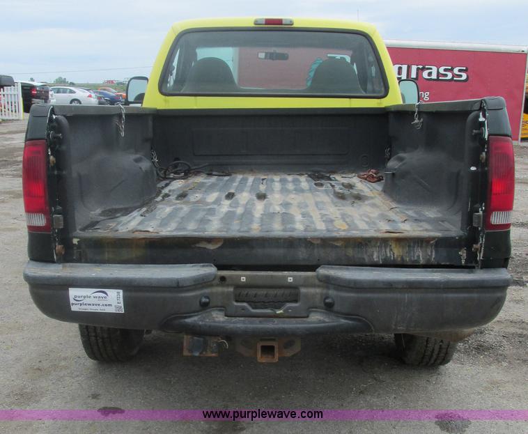 image for item E7238 2003 Ford F250 Super Duty XL pickup truck