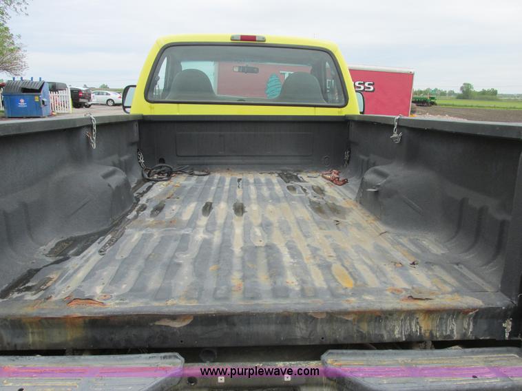 image for item E7238 2003 Ford F250 Super Duty XL pickup truck