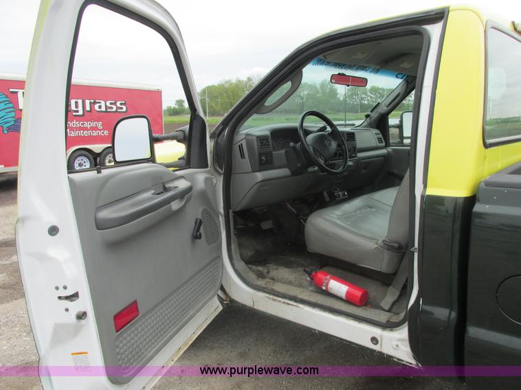 image for item E7238 2003 Ford F250 Super Duty XL pickup truck