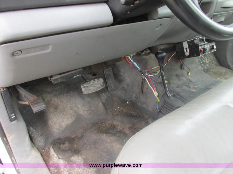 image for item E7238 2003 Ford F250 Super Duty XL pickup truck